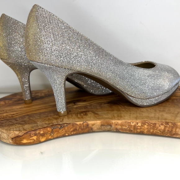 Coach and Four Silver Metallic Glitter Heels Open Toe Size 6 - Picture 4 of 16